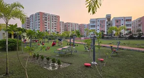 Spacious Lakeview Apartment with Balcony - Image 4