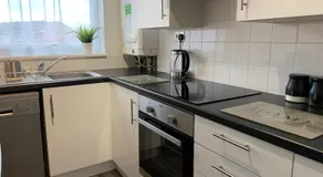 Modern Cosy Warm Home With Free Parking - Image 3