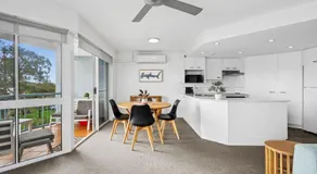 Stunning Rooftop Retreat with Private Jacuzzi on the Maroochy River - Image 3