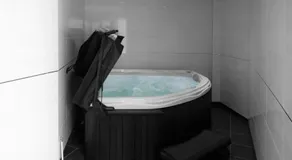 Damon’s Hotel - Image 4