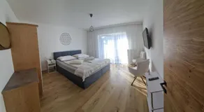 Twin room, shower, toilet, balcony - Image 2