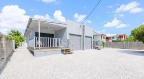 Townsville Golf Course Duplex 2 Bed 2 Bath w Secure Parking - Image 3