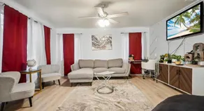 Cozy single story 2 bdrm family home near the BLVD - Image 4