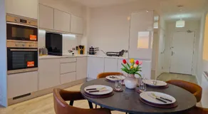Gorgeous Riverside Flat with Free Parking & Wi-Fi - Image 2