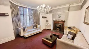 House-Sleeps10-HotTub-Garden-Parking-10minToTown - Image 2