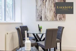Sleek Stylish 1BR - City Centre nr High Str… - Image 4