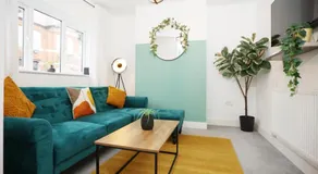 Redcliffe Place By N And N Stays Ltd - Lovelly Home close to Designer Outlet, Perfect for Contractors & Workers with convenient on street parking - Image 2