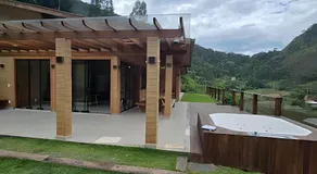 Chalés confortáveis com hidromassagem e vista para lago - Image 3