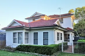 Sydney Meets Miranda, Comfy 4 Bedrooms Corner House - Image 2