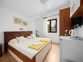 Holiday Home on Beach with Waterfront Views - Image 2