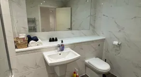 Modern Hounslow 2 Bed Apartment Near Heathrow - Image 2