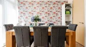 Comfortable 3-Storey House with Free Car Parking - Image 5