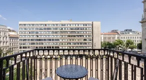 Heart of Budapest Luxury Apartment with Amazing View - Image 3