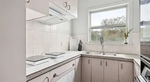 Peaceful Courtyard Double Room Near Transit - Shared Bathroom and Kitchen - Image 5