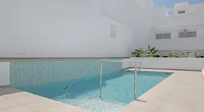 Appartement de vacances avec internet haut débit, terrasse et piscine | Vue jardin | Adapté au travail à distance - Image 4