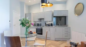 Elliot Oliver - Stylish 2 Bedroom Town Centre Apartment - Image 3