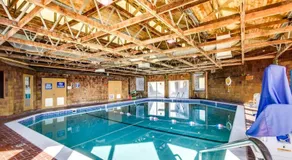 Family-Friendly Waterfront Studio with High-Speed WiFi Marina View & Kitchenette - Image 3
