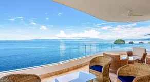 Lavish seaside escape with oceanfront views, amazing pool & pool spa - Image 3
