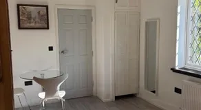 Studio apt with private parking - Image 2
