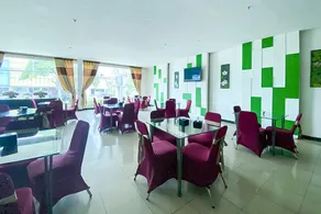 Urbanview Hotel Cosmo Jambi - Image 4