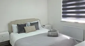 Deluxe Home Royston - Image 2