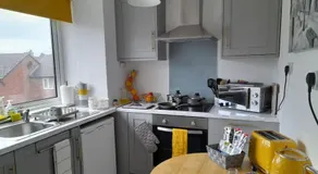 Cosy Apartment with Balcony and Breakfast - Image 5