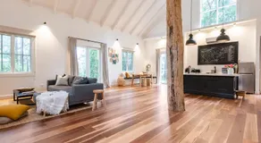 Die Red Hill Barn ist eine Boutique-Unterkunft inmitten von Gummibäumen. - Image 2