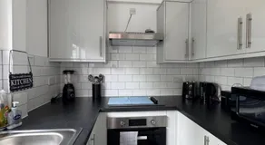 Quiet 2-Bed with Private Garden and Drive - Image 3
