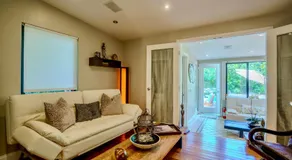 Entire luxurious gated House with front & backyard 10min drive to Miami beach  - Image 2