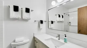 Cozy Hilltop Seattle Stay with Yard & Parking - Image 2
