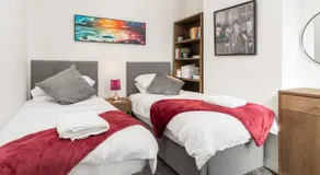 High-Standard 3BR Home, Free Parking, Sleeps 5 - Image 2