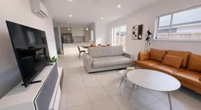 Modern 4-Bedroom Family Home in Park Ridge - Parking Included - Image 2