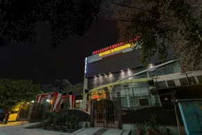 Super Townhouse Prakash continental Near Netaji Subhash Place Metro Station - Image 3
