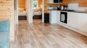 Riverside Retreats - Frankie Parking sleeps 4 - Image 2