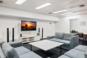 Central 3-Bed Apartment in Vibrant Melbourne - Image 4