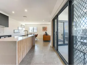 3BR Top Floor Apartment with Parking, EV friendly & Views Brisbane South - Image 3