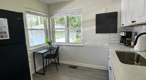KING bed, Pet Friendly, Modern Retreat in CLE-BW - Image 3