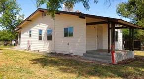 Peaceful Country Stay, Blue Home in Fresno - Image 3