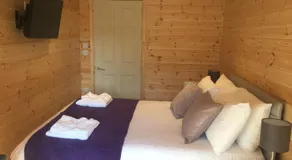 Romantic Getaway Luxury Wooden Cabin With Private Hot Tub and BBQ - Image 2