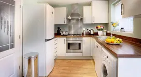 Wokingham - 2 Bedrooms Parking - Image 3