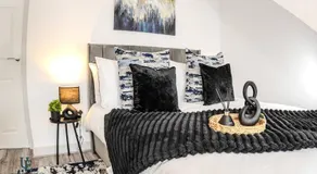 The Modern Suite 1BR Apartment Near Etihad Stadium & Coop Live - Image 2