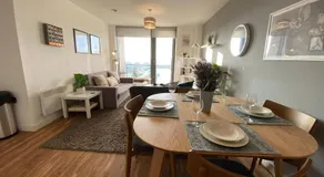 Liverpool Mersey View Stay with Free Parking - Image 4