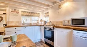 Hollyhocks 2 Bedroom House with Extra Sleeping Option - Wiltshire - Image 4