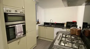 A spacious & modern 3-bed home - Image 4
