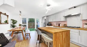 Lovely 3 Bedroom House Short Term Rental & Flexible Renting Limehouse with private parking and garde - Image 3