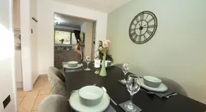 Stylish 4 Bed House, Free Parking, Close to M4 Newport - Image 3