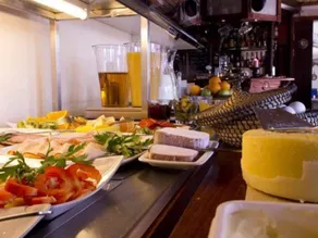 Snug hotel room with free breakfast - Image 3
