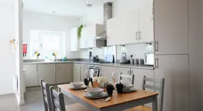 4 Bedroom 3 Bathroom House • Sleeps 8 • City Centre • Driveway Parking • Fast Wifi • Yoko Property - Image 5