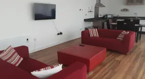 Elegant three bedroom flat - Image 2