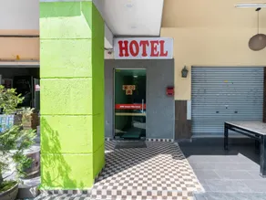OYO 89844 Green Villa Hotel - Image 4